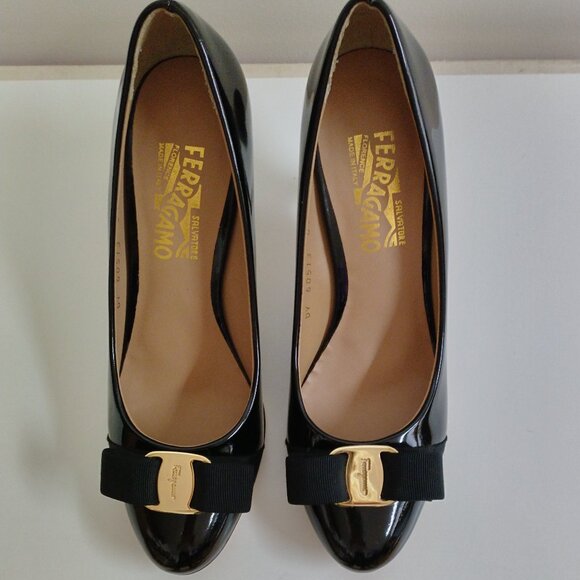Ferragamo Black Patent Vara Bow Heel Pumps, like new - Picture 4 of 13